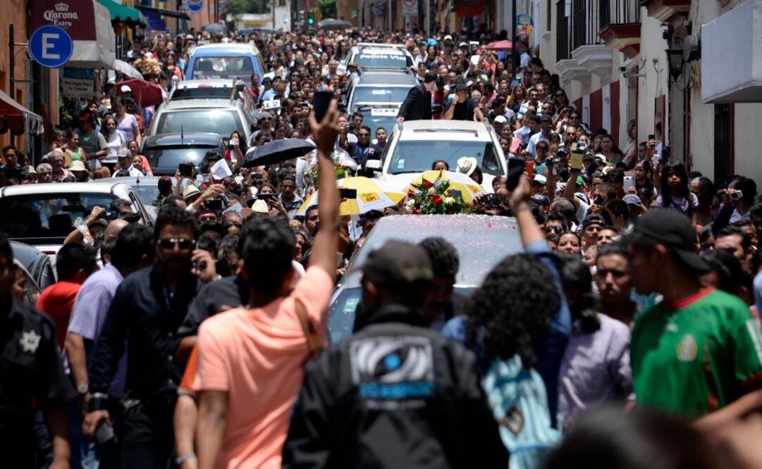Al terminar la misa, Federico Figueroa, hermano del  autor de "Me gustas", colocó un ramo de flores que una fanática le dio en representación de todo el público que no pudo entrar. FOTO: Tony Rivera/Ciudadanos MX