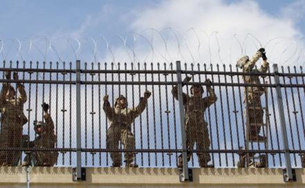 Soldados de EU colocan alambre de púas en frontera con México