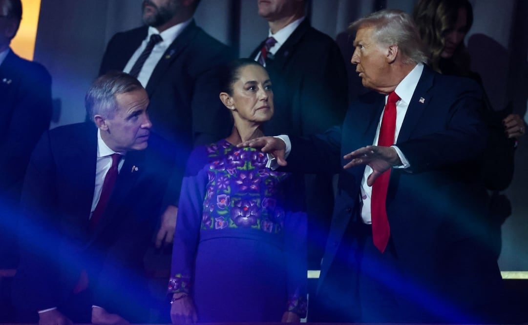 El primer ministro de Canadá, Mark Carney, la presidenta de México, Claudia Sheinbaum, y el presidente de Estados Unidos, Donald Trump, conversan después del sorteo de la Copa Mundial de Fútbol de la FIFA 2026 que se celebrará en Estados Unidos, Canadá y México, en el Kennedy Center, en Washington, DC, el 5 de diciembre de 2025. Foto: AFP