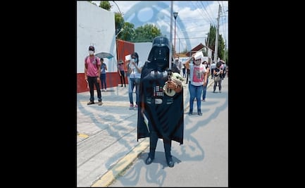 Darth Vader asiste a vacunarse contra el Covid-19 en San Pedro Cholula, Puebla