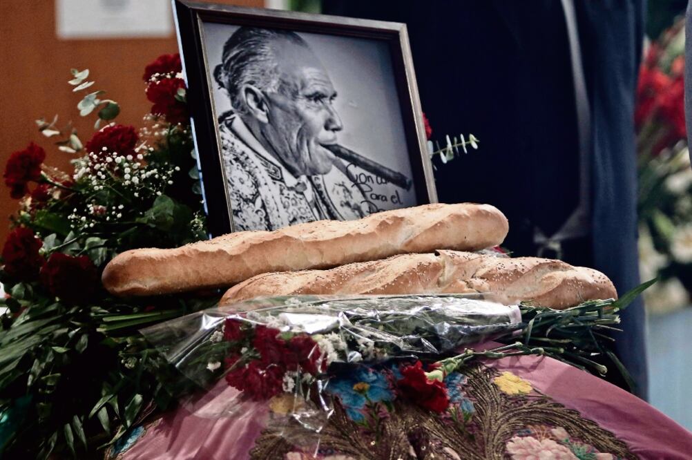 El ataúd del matador hizo una parada en la casa donde vivió de niño (HUGO ORTUÑO. EFE)