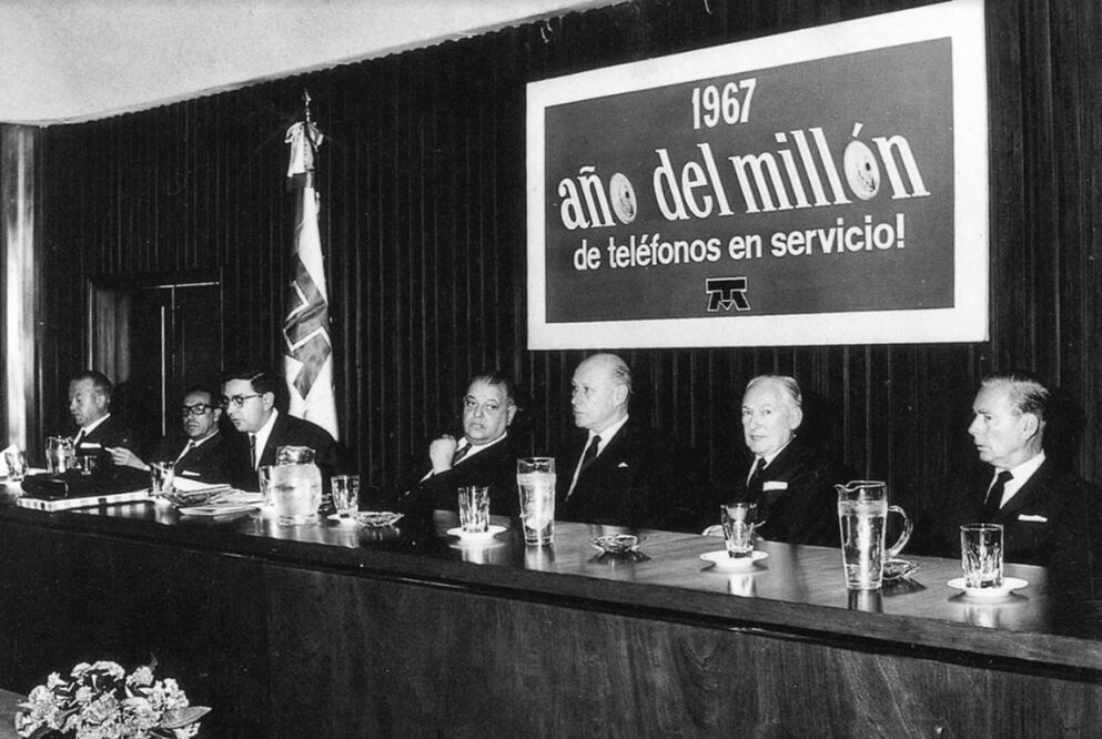 Varios funcionarios, entre los que se encuentran Carlos Lozano y Emilio Carrillo, director y subdirector generales de Teléfonos de México, son captados durante el anuncio de la colación del aparato telefónico un millón en 1967. En ese mismo año se sumaron varias entidades de la república al servicio Lada 91.  Imagen crédito: Teléfonos de México 