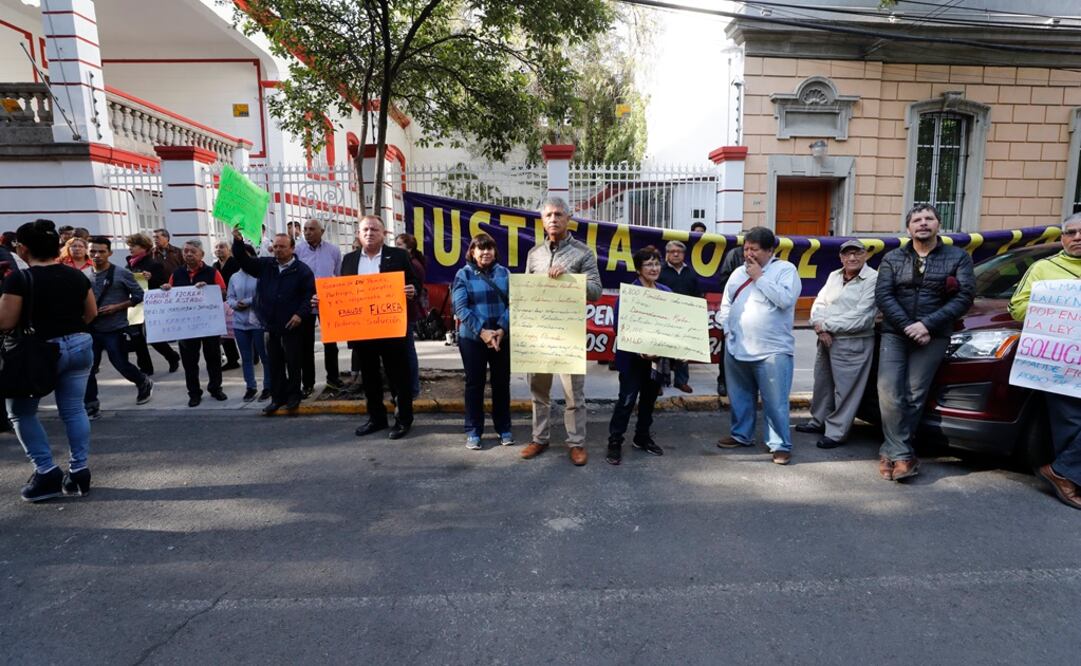 Jubilados protestan en casa de transición de Andrés Manuel López Obrador. Foto: Archivo/EL Universal