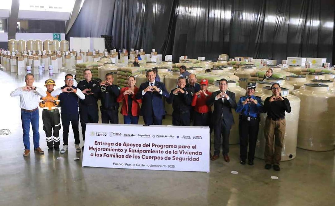 Alejandro Armenta entrega apoyos del programa para el Mejoramiento y Equipamiento de la Vivienda de las Familias en Puebla / Foto: Especial