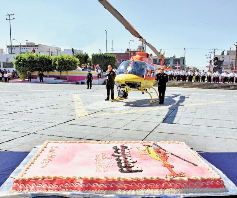 El ayuntamiento de Nezahualcóyotl partió un pastel por los 16 años de operaciones de la aeronave. EMILIO FERNÁNDEZ. EL UNIVERSAL