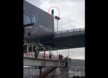 Rescatan a joven que intentó lanzarse de espectacular en Periférico Norte