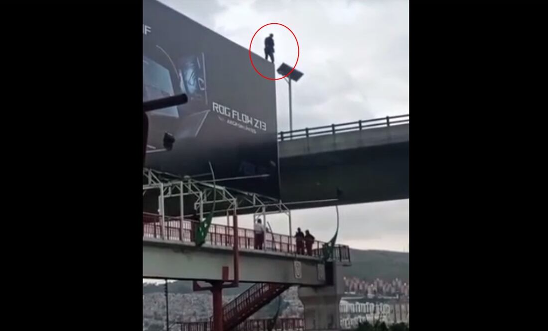 Policías municipales acudieron en su ayuda y lograron detenerlo un instante ante de aventarse al vacío. Foto: captura de video