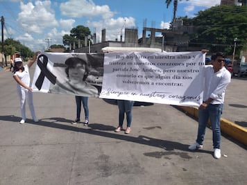 Marchan en silencio tras asesinato de estudiante oaxaqueño en Puebla