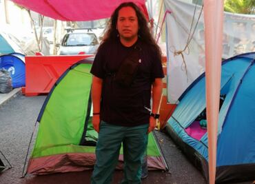 Periodista desplazado amenaza con prenderse fuego fuera de Segob