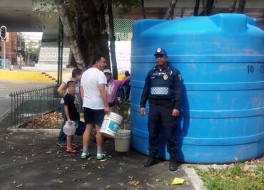 Vecinos se abastecen de agua por megacorte en tinaco instalado en Santa María La Ribera