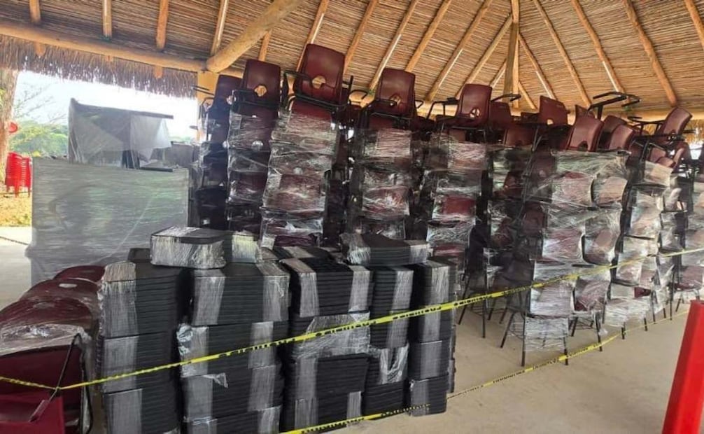 Pemex entregó mobiliario escolar para fortalecer el equipamiento de las escuelas de Las Choapas.
Foto: Pemex