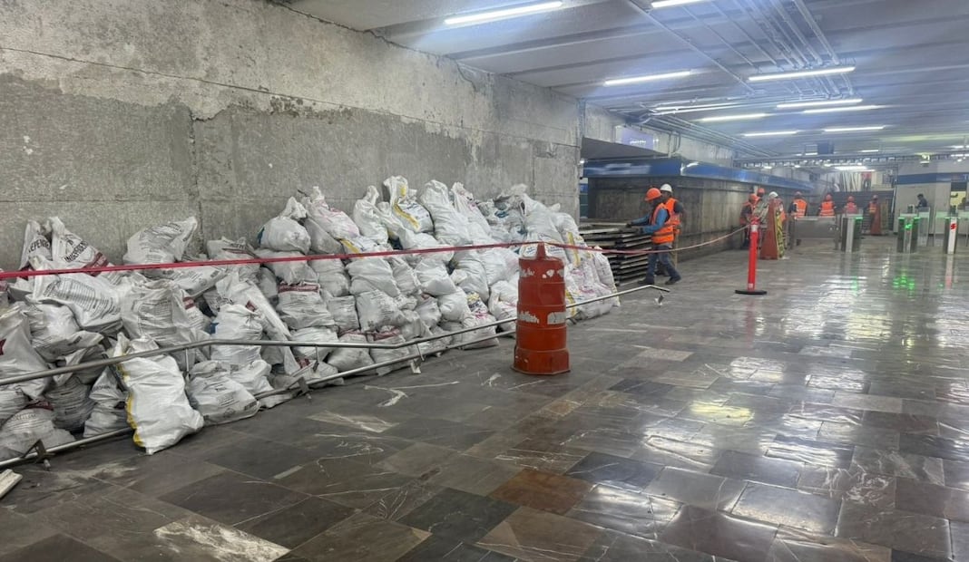 Inicia modernización en estación Hidalgo del Metro CDMX; instalan nuevos torniquetes rumbo al Mundial 2026. Foto; Laura Arana