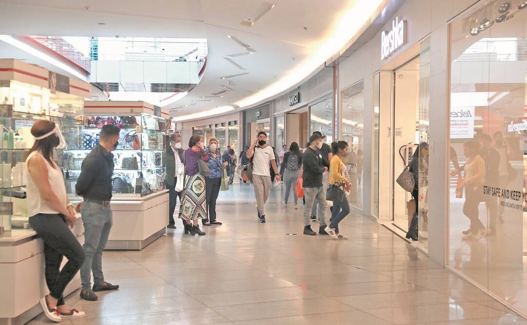 En las plazas comerciales, lugares que antes de la pandemia eran centros de esparcimiento para toda la familia, ahora el acceso es controlado y los clientes deben esperar más de una hora en algunas tiendas. Foto: GERMÁN ESPINOSA. EL UNIVERSAL