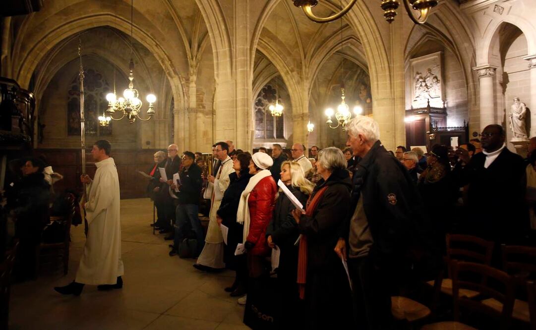 Personas en una misa de Navidad en iglesia de París, Francia  (Foto: AP)