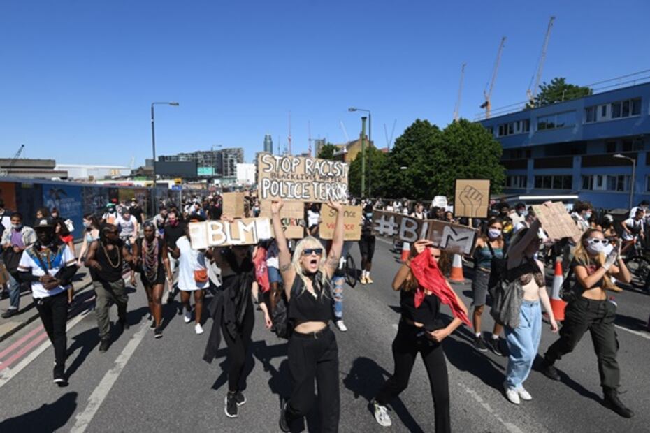 Miles en Europa salen a las calles para exigir fin de violencia policial en EU
