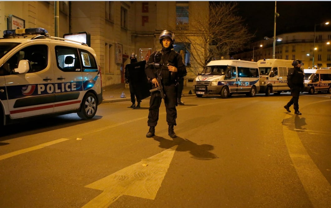 La agencia de noticias francesa AFP reporta un tiroteo durante un operativo policiaco al norte de París. Foto AP