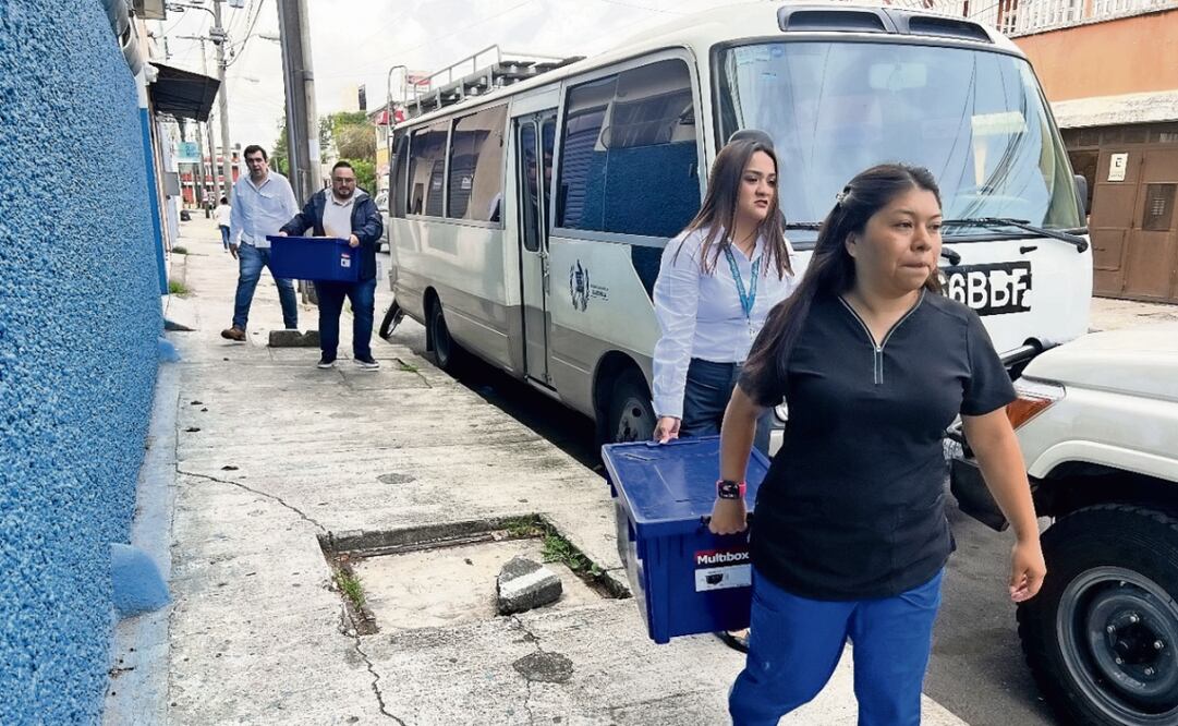 Personal del Instituto Guatemalteco de Migración acudió a Guailá para llevar ayuda y alimentos a los mexicanos desplazados por la violencia. Foto: Especial