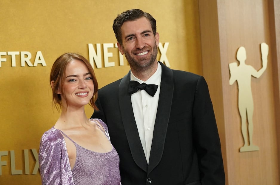 Emma Stone y Dave McCary en la alfombra roja de los SAG Awards.
Foto: AP / Jordan Strauss