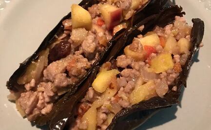 Chiles pasilla de otoño con crema de almendra