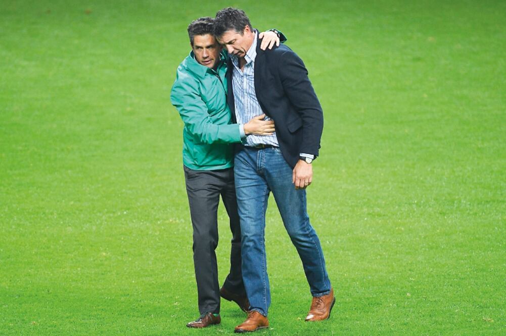 El presidente santista agradeció a Robert Dante Siboldi por el gran trabajo. Foto: IMAGO7