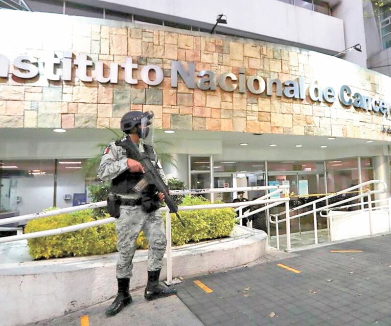 tes de la Guardia Nacional vigilan el Instituto Nacional de Cancerología donde guardan las vacunas contra el Covid. VALENTE ROSAS. EL UNIVERSAL