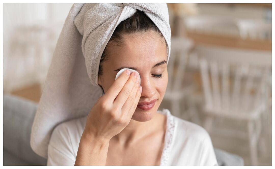 Conoce los pasos para quitar el rímel de las pestañas sin tirarlas. Imagen: Freepik