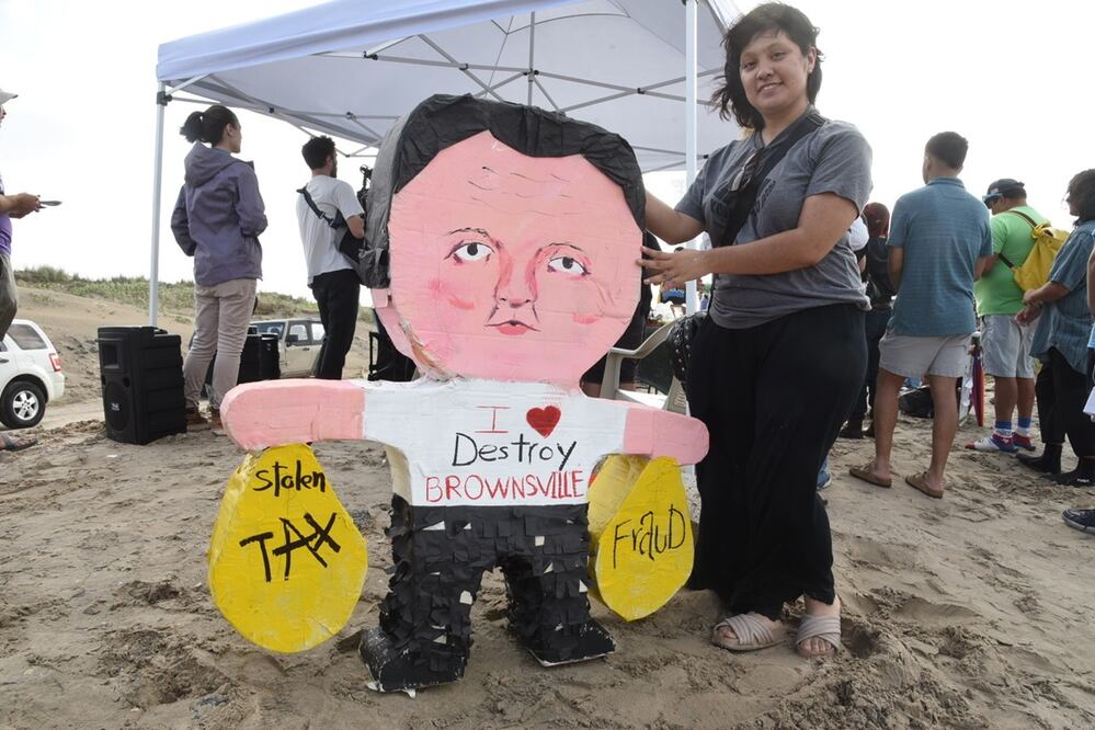 Natalia Salinas sostiene una piñata de Elon Musk durante una protesta en la playa de Boca Chica, Texas, horas antes del cierre de las urnas para las elecciones de incorporación que convertirían a Starbase en una ciudad oficial de Texas. Foto: AP