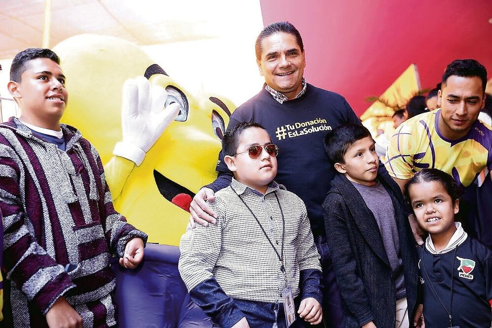 El gobernador Silvano Aureoles Conejo realizó ayer un donativo al Centro de Rehabilitación Infantil Teletón Michoacán (ARCHIVO EL UNIVERSAL)