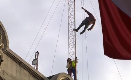 Cuerpos de rescate intentan evitar suicidio de un hombre en Centro de la CDMX
