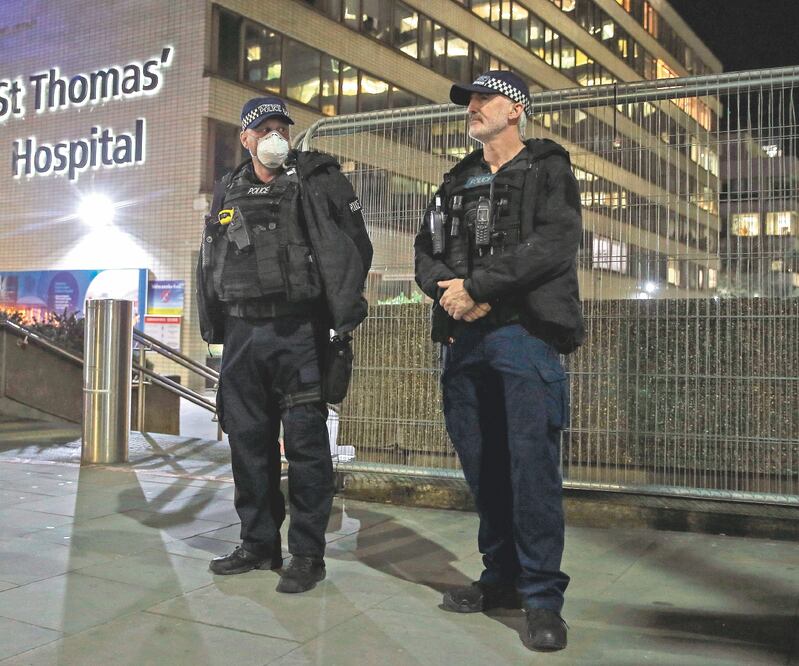 Dos policías vigilan la entrada al Hospital de St. Thomas en Londres, Reino Unido, donde se encuentra internado el primer ministro Boris Johnson por Covid-19 desde el domingo. Foto: ISABEL INFANTES. AFP