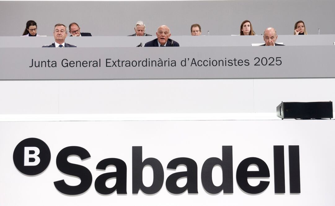 El presidente del Banco Sabadell, Josep Oliu, interviene durante la Junta General Extraordinaria de Accionistas de la entidad, para decidir sobre la venta de la filial británica TSB al Santander. Foto: EFE