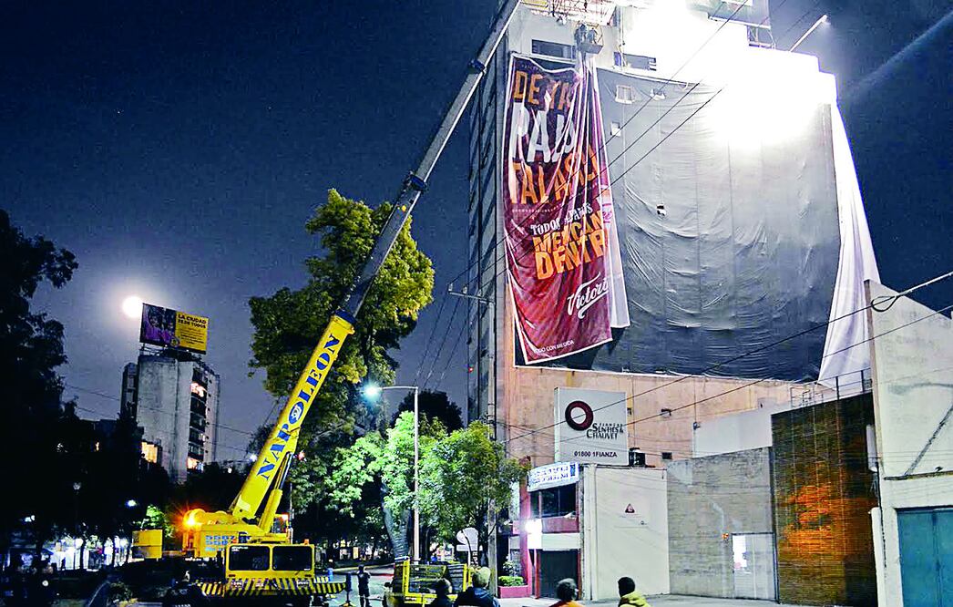 La PGJDF encabeza retiro de 114 espectaculares