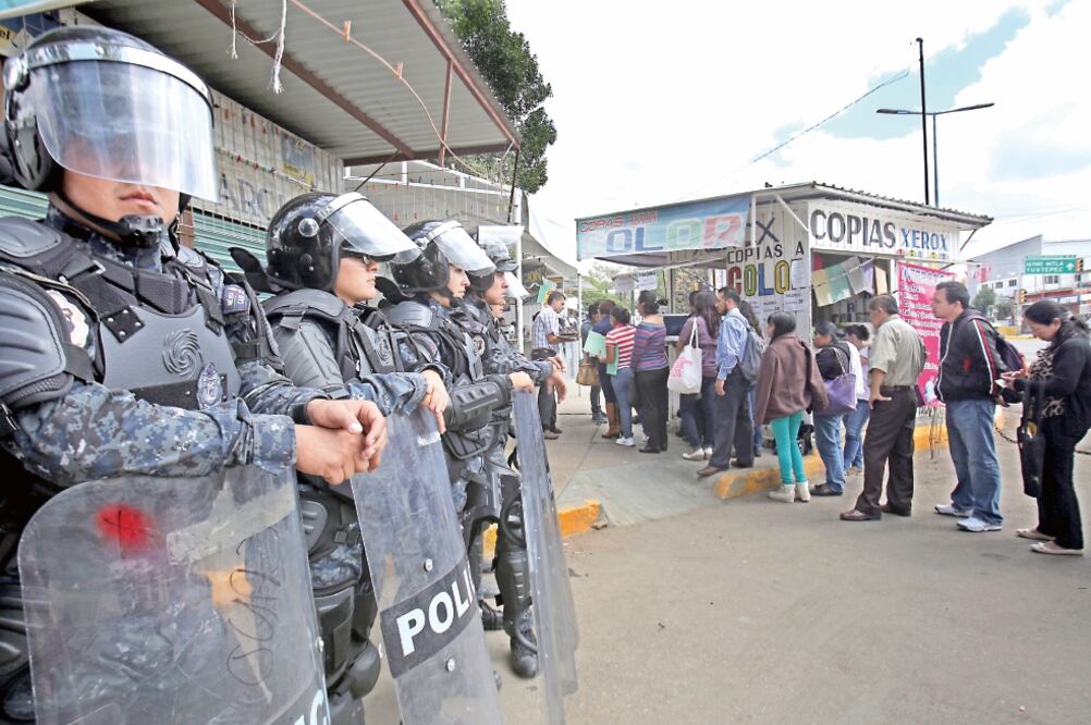 Tras amenazas de la Sección 22 de la CNTE de boicotear la evaluación, 5 mil uniformados pertenecientes a las fuerzas federales vigilaron Ciudad Administrativa (JUAN CARLOS REYES. EL UNIVERSAL)