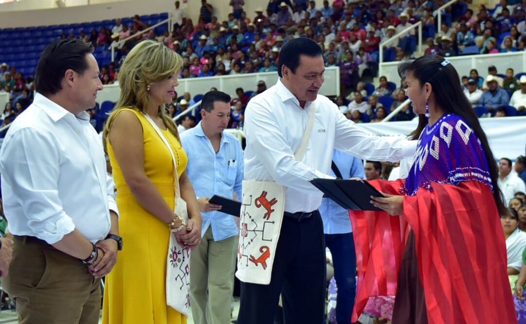 El secretario de Gobernación, Miguel Ángel Osorio Chong, felicitó a la gobernadora Claudia Pavlovich por el trabajo realizado en favor de los sonorenses (Foto: Segob)