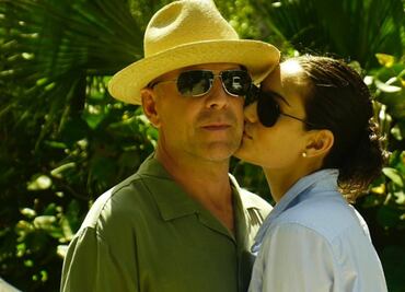 Con baile, Bruce Willis deja ver que sigue en pie