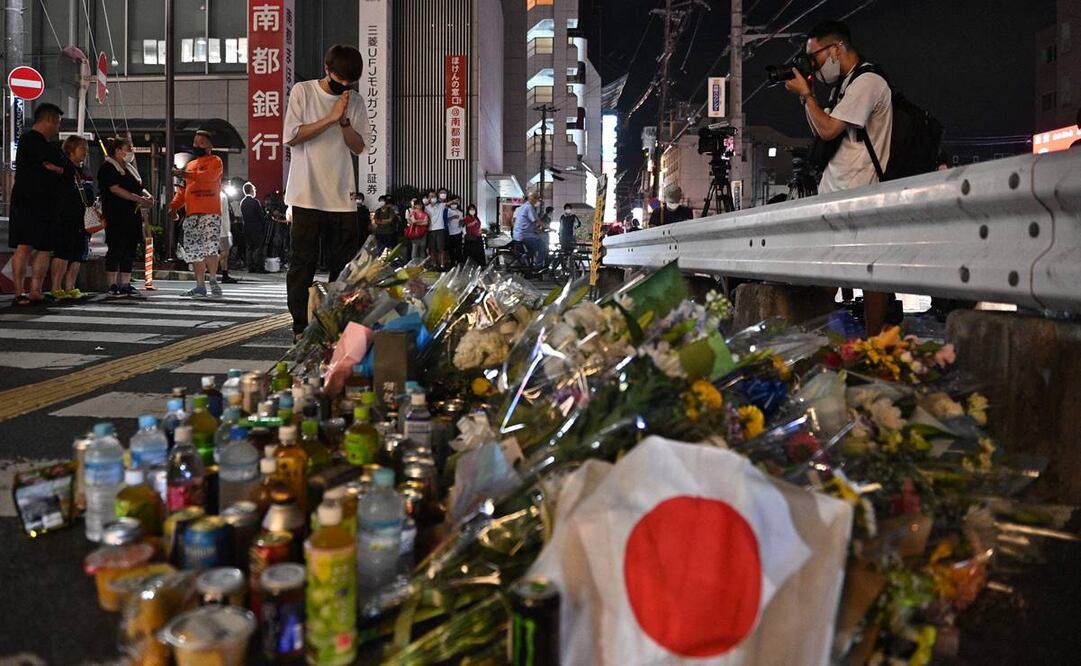 Habitantes, frente a un monumento improvisado en Nara, donde el exprimer ministro japonés Shinzo Abe fue baleado. Foto: Philip Fong/AFP