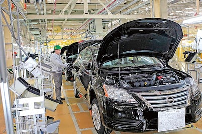 Se contraen producción y exportación de autos
