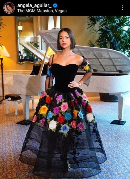 Ángela Aguilar enamora con este vestido con bordado artesanal