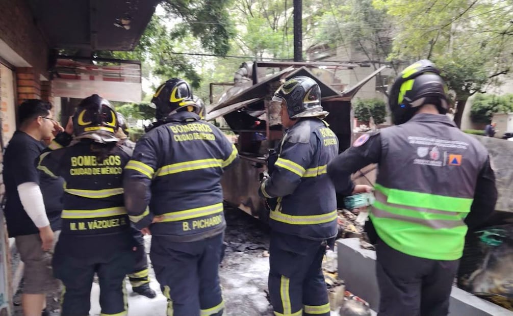Bomberos controlan incendio en puesto de alimentos en la alcaldía Cuauhtémoc; retiran cinco cilindros de gas.
Foto: Especial.