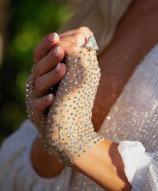 Los detalles y el precio del lujoso anillo de compromiso de Paris Hilton