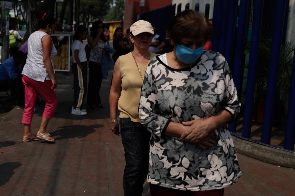 Capitalinos utilizan cubrebocas luego de decretarse contingencia ambiental (IVAN STEPHENS. EL UNIVERSAL)