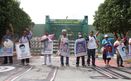 "Estamos hasta la madre"; padres de los 43 de Ayotzinapa protestan contra Ejército en el 27 Batallón de Iguala