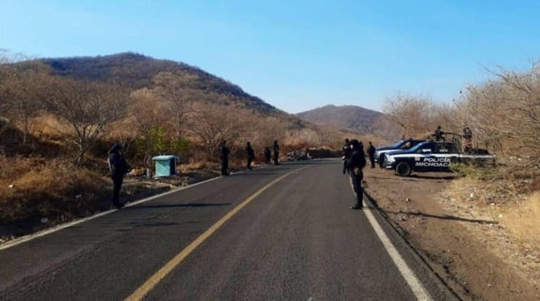 CJNG bloquea nuevamente caminos en Aguililla, tras visita de nuncio Coppola