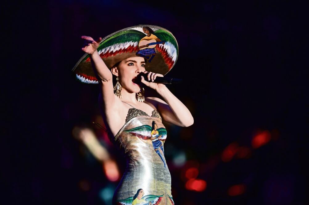 Beli cantó en el cierre de campaña de AMLO en el Estadio Azteca. Foto: RONALDO SCHEMIDT. AFP