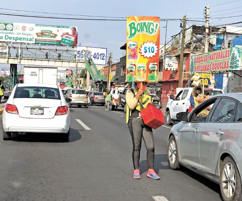 Mary, quien vende jugos sobre la avenida Central, asegura que si no trabaja no comen ella ni su familia. EMILIO FERNÁNDEZ. EL UNIVERSAL