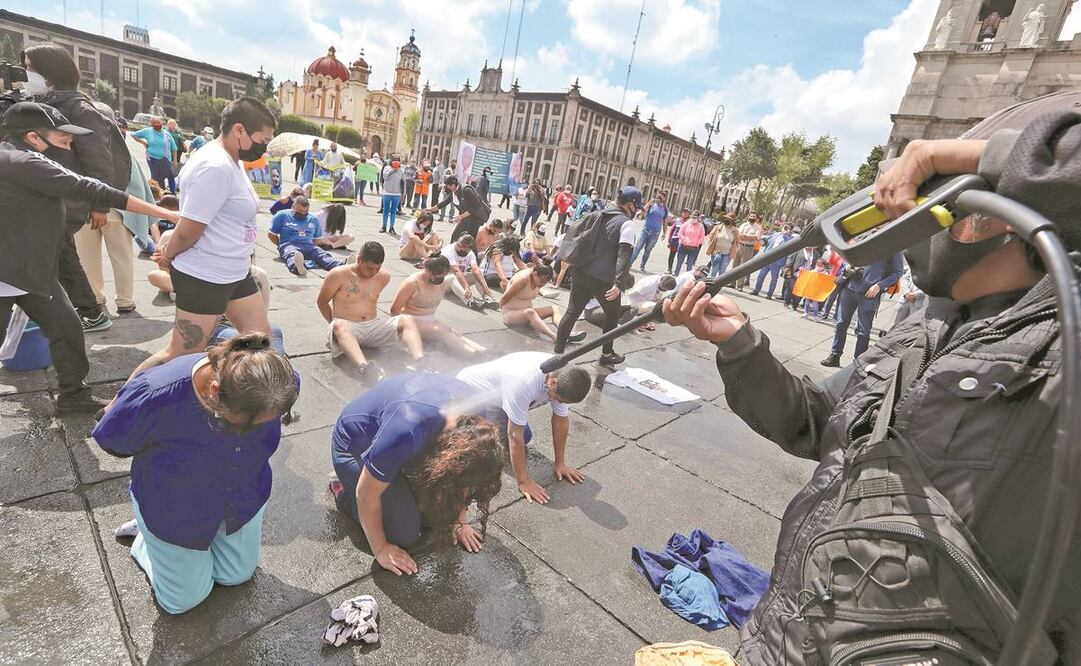 En la Plaza de los Mártires, más de 50 personas simularon un acto tortura de los más comunes en cárceles. Vestidos como internos recibían chorros de agua helada por parte de los “custodios”. Foto: Jorge Alvarado/ EL UNIVERSAL.