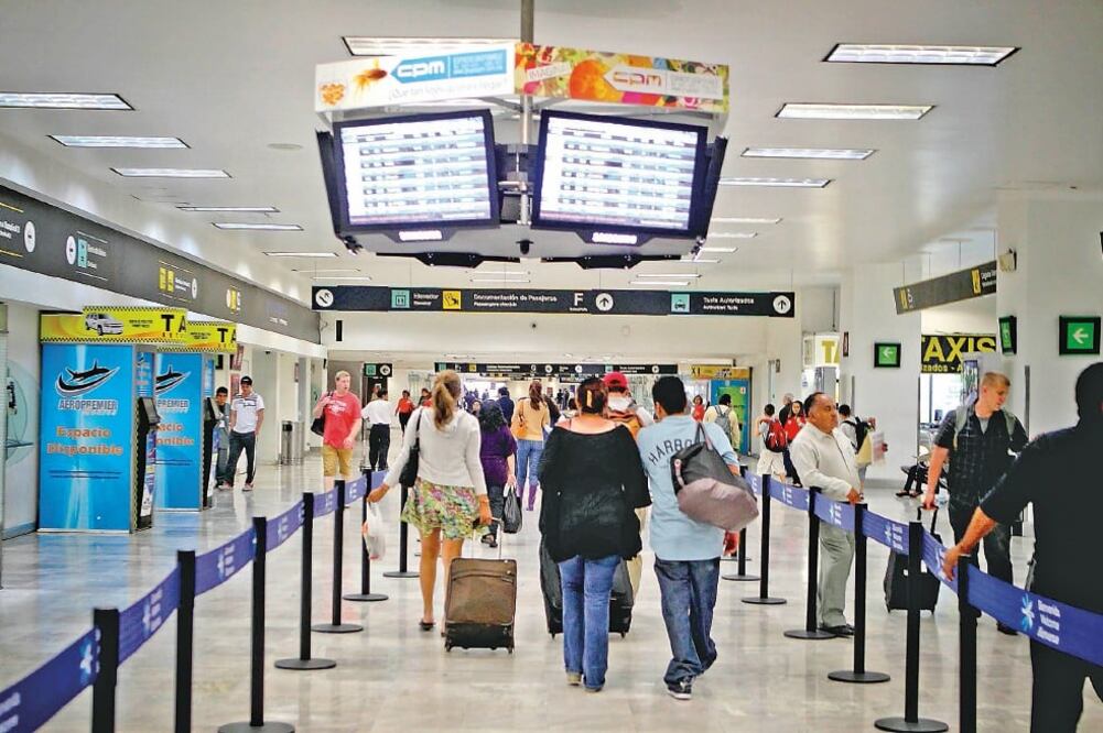 Las afectadas refieren que esta prohibición nunca había tenido lugar en otra aerolínea. Personal del AICM respaldó a VivaAerobús (ESPECIAL)