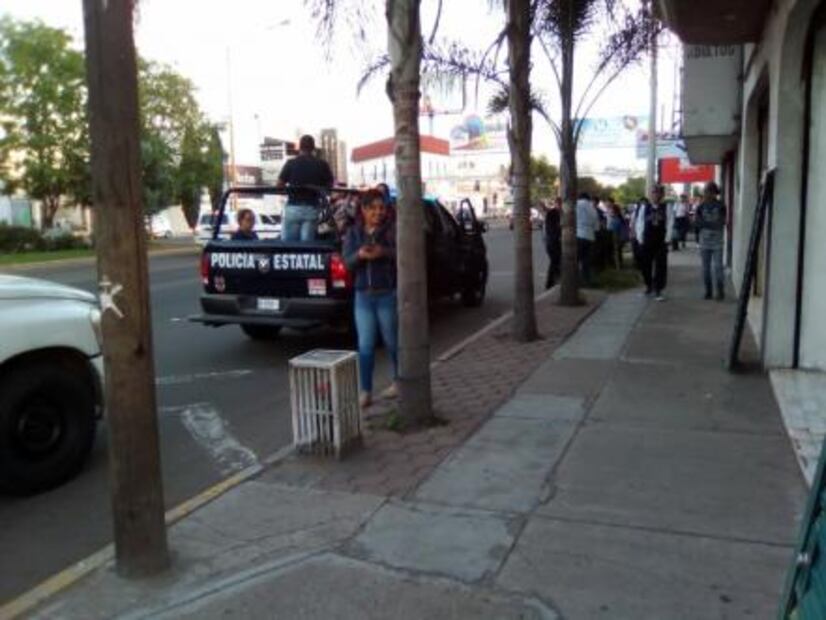 Policías desplazan a usuarios ante paro de transportistas en Aguascalientes