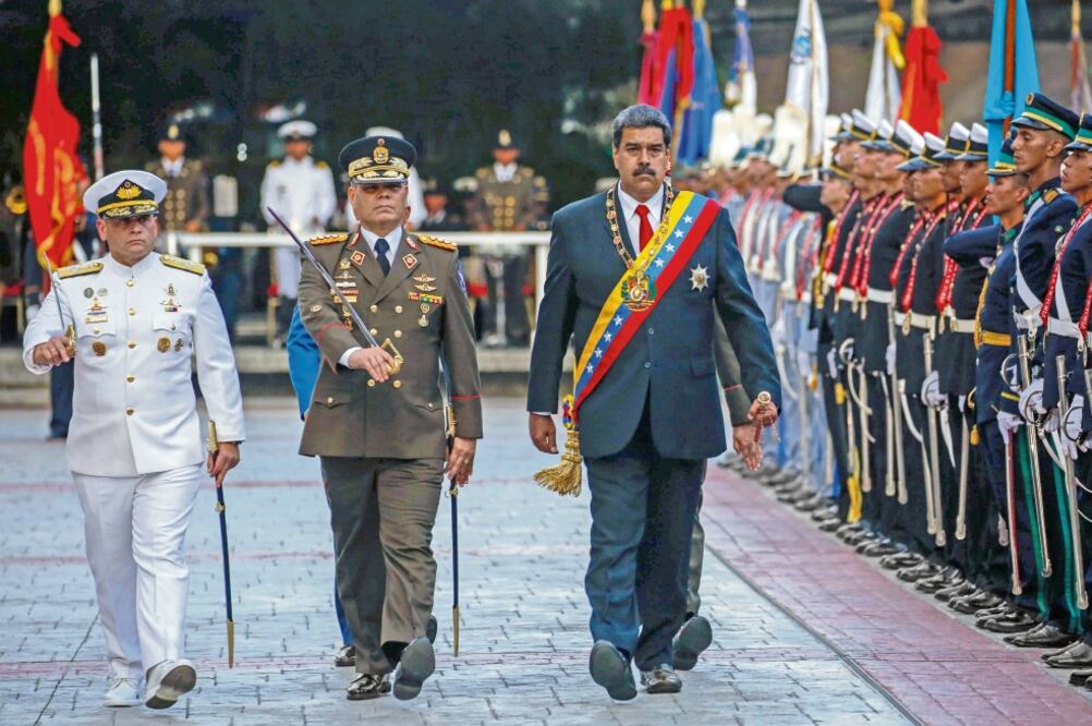 El presidente reelecto de Venezuela, Nicolás Maduro (centro), dirige junto al ministro de Defensa, Vladimir Padrino (centro-izq.), un acto en el que soldados de la Fuerza Armada Nacional Bolivariana le rindieron ayer honores en Caracas. Foto: EFE