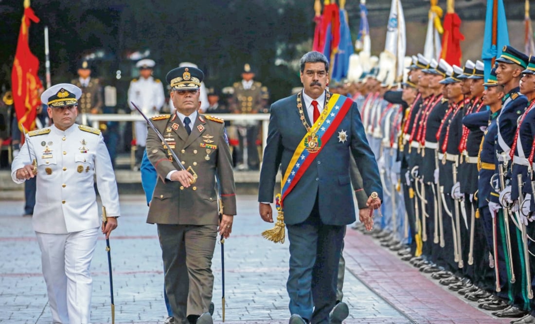 El presidente reelecto de Venezuela, Nicolás Maduro (centro), dirige junto al ministro de Defensa, Vladimir Padrino (centro-izq.), un acto en el que soldados de la Fuerza Armada Nacional Bolivariana le rindieron ayer honores en Caracas. Foto: EFE